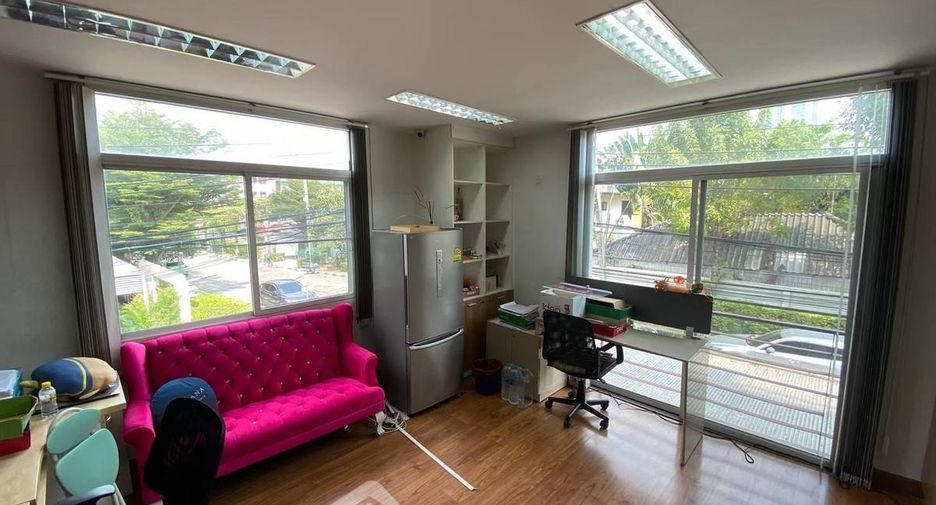 For sale 4 bedrooms townhouse in Yan Nawa, Bangkok