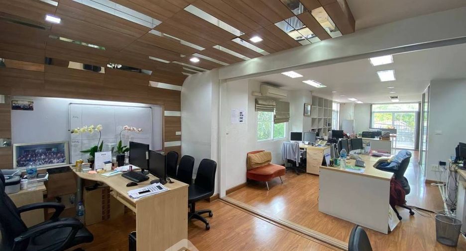 For sale 4 bedrooms townhouse in Yan Nawa, Bangkok