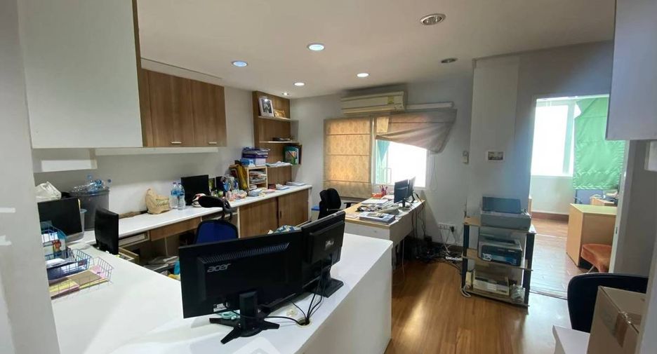 For sale 4 bedrooms townhouse in Yan Nawa, Bangkok