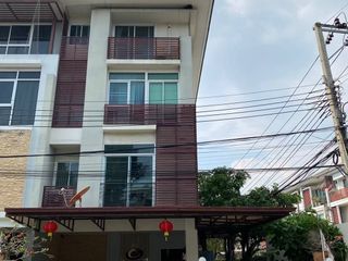 For sale 4 bedrooms townhouse in Yan Nawa, Bangkok