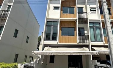 Casa adosada en venta de 3 habitaciones en Prawet, Bangkok