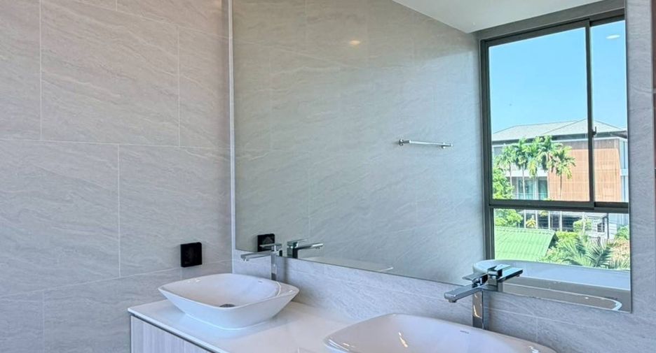 For sale 3 bedrooms townhouse in Bang Phlat, Bangkok