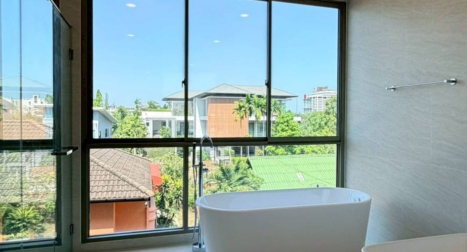 For sale 3 bedrooms townhouse in Bang Phlat, Bangkok