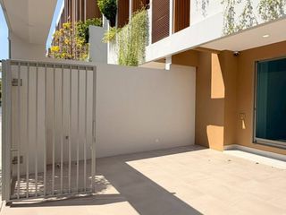 For sale 3 bedrooms townhouse in Bang Phlat, Bangkok