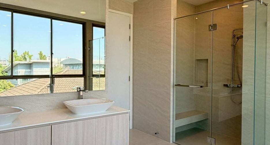 For sale 3 bedrooms townhouse in Bang Phlat, Bangkok