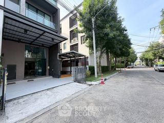 Продажа 4 спальни таунхаус в Банг Кхен, Бангкок