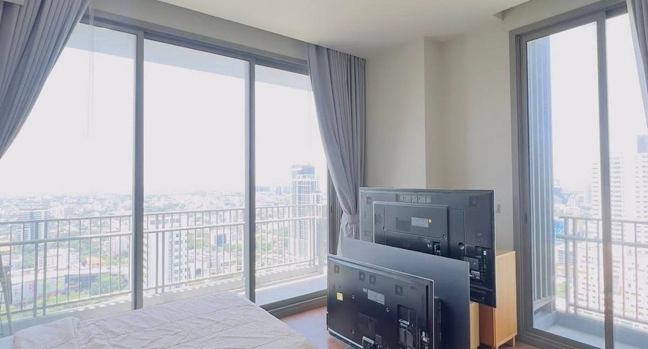 For sale 3 bedrooms condo in Watthana, Bangkok