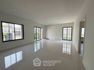 Casa en venta de 4 habitaciones en Lat Krabang, Bangkok