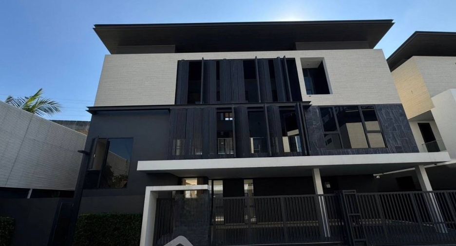 For sale 4 bedrooms house in Prawet, Bangkok
