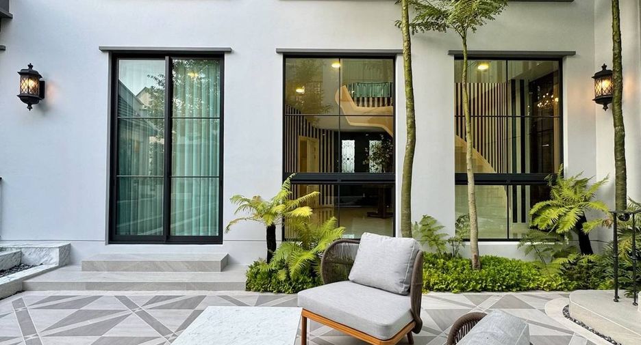 For sale 4 bedrooms house in Saphan Sung, Bangkok