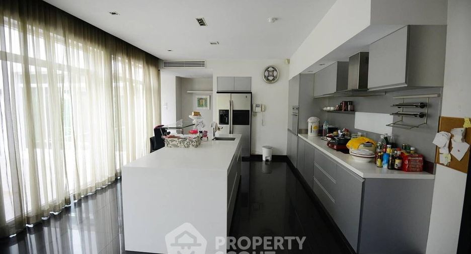 For sale 5 bedrooms house in Bang Kapi, Bangkok