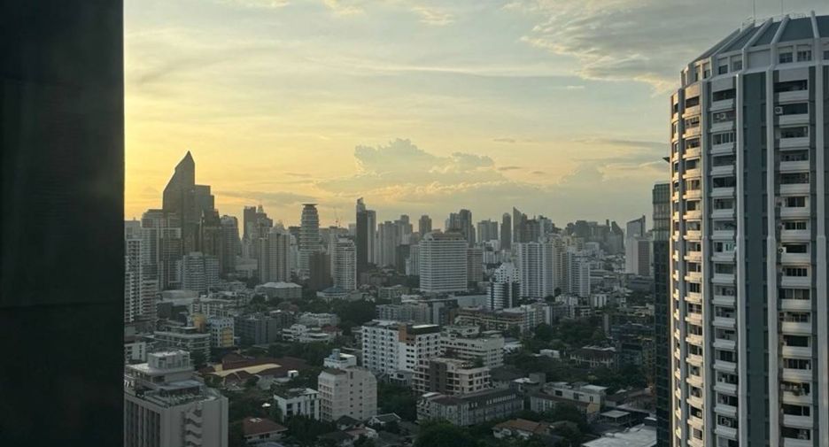 For sale 1 bed condo in Khlong Toei, Bangkok