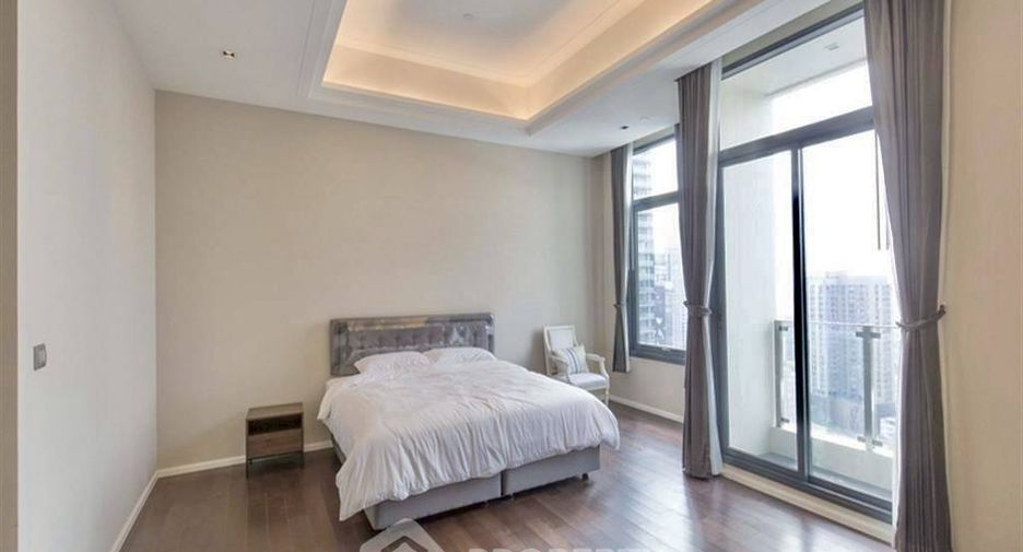 For sale 3 bedrooms condo in Khlong Toei, Bangkok