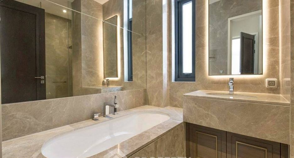 For sale 3 bedrooms condo in Khlong Toei, Bangkok