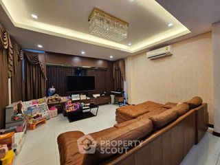 À vendre 3 chambres maison de ville à Mueang Chon Buri, Chonburi