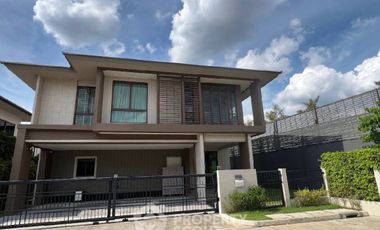 For rent and for sale 4 bedrooms house in Bang Kapi, Bangkok