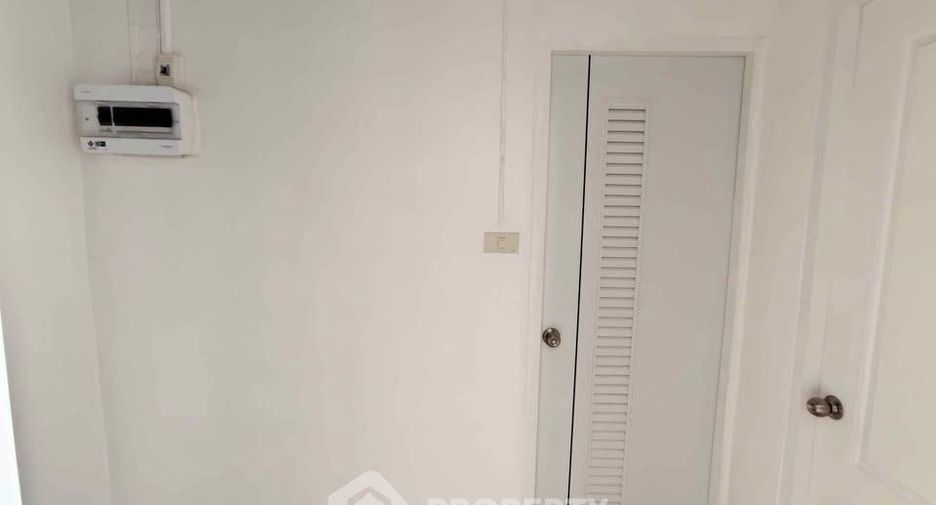 For sale 3 bedrooms house in Bang Kapi, Bangkok