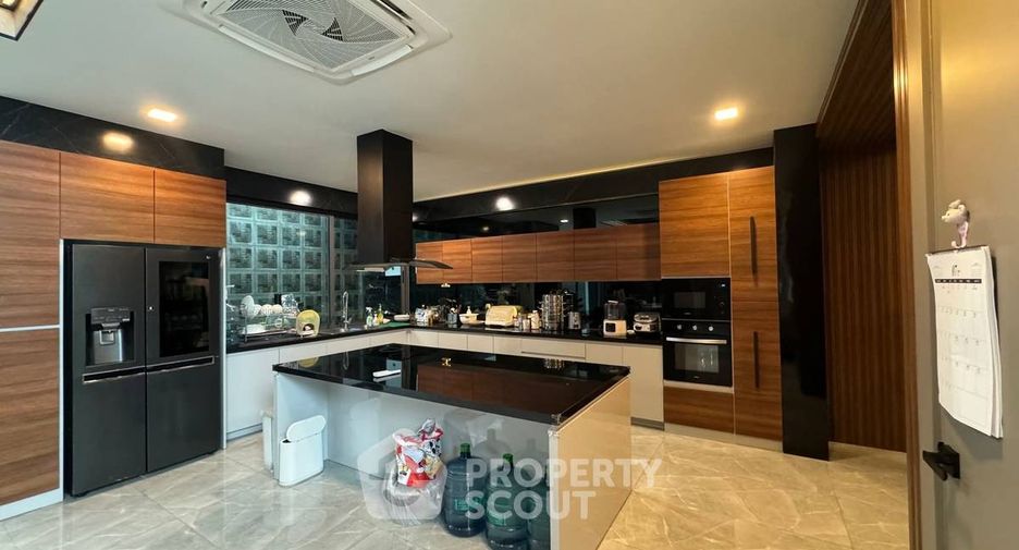 For sale 5 bedrooms villa in Sattahip, Chonburi