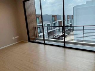 For sale 3 ベッドルーム townhouse in Saphan Sung, Bangkok