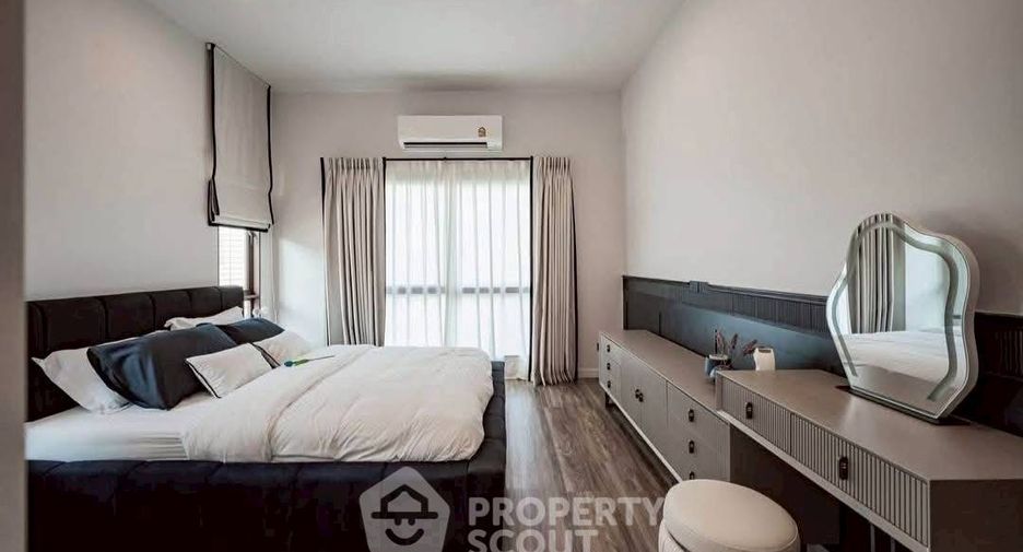 For sale 4 bedrooms house in Bang Kapi, Bangkok