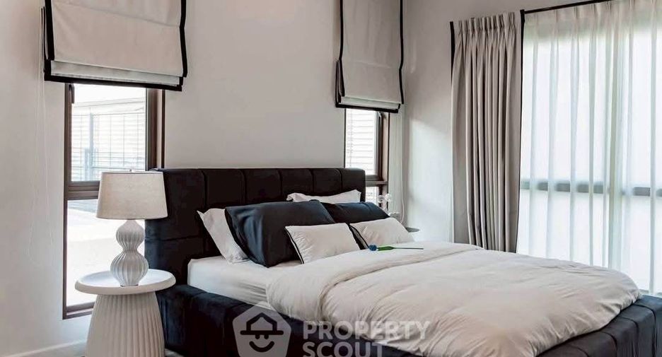 For sale 4 bedrooms house in Bang Kapi, Bangkok