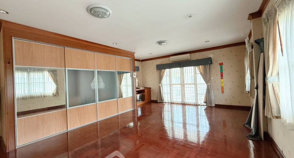 For sale 3 bedrooms house in Bang Khae, Bangkok