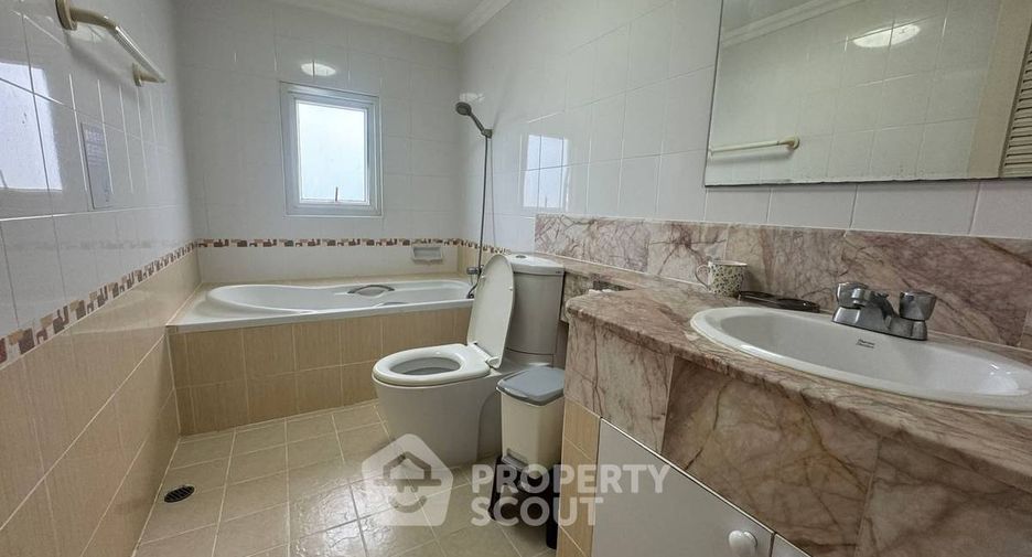 Haus zum Kauf mit 4 Zimmer in Sattahip, Chonburi
