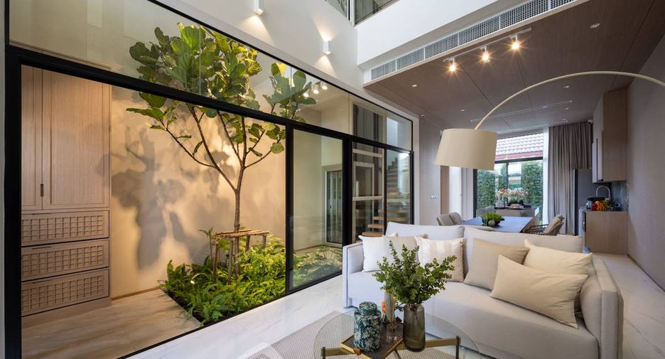 For sale 3 bedrooms townhouse in Lat Phrao, Bangkok