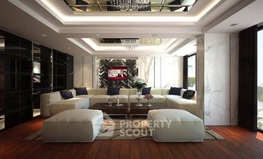 For sale 3 bedrooms condo in Huai Khwang, Bangkok