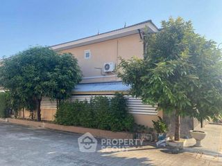 For sale 4 ベッドルーム townhouse in Bang Khae, Bangkok