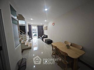 À vendre 4 chambres maison de ville à Bang Lamung, Chonburi