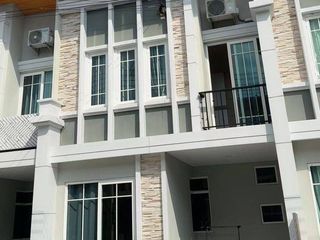 À vendre 4 chambres maison de ville à Bang Lamung, Chonburi