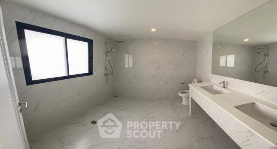 For sale 3 bedrooms townhouse in Bangkok Noi, Bangkok