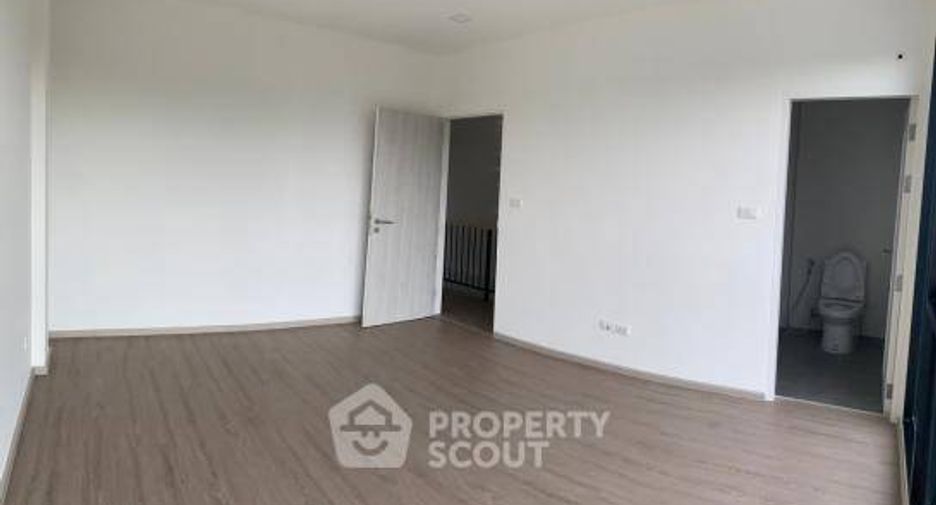 For sale 3 bedrooms townhouse in Bangkok Noi, Bangkok