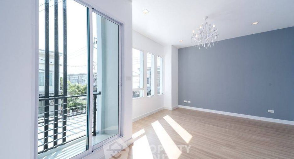 For sale 2 bedrooms townhouse in Khlong Sam Wa, Bangkok