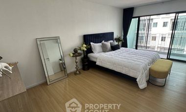 À vendre 3 chambres maison de ville à Phasi Charoen, Bangkok