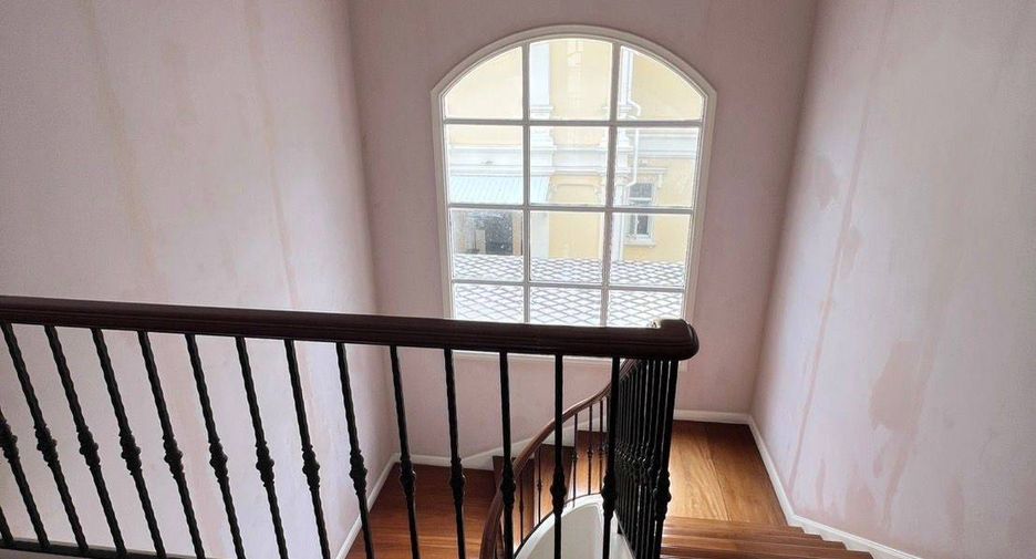 Haus zum Kauf mit 6 Zimmer in Lat Phrao, Bangkok