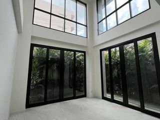 For sale 5 bedrooms townhouse in Yan Nawa, Bangkok