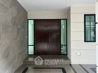 For sale 5 bedrooms townhouse in Yan Nawa, Bangkok