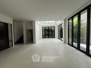 For sale 5 bedrooms townhouse in Yan Nawa, Bangkok