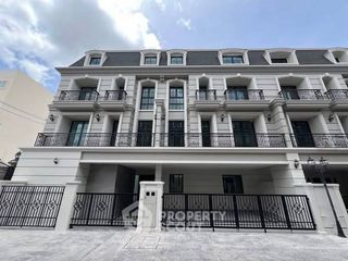 For sale 5 bedrooms townhouse in Yan Nawa, Bangkok