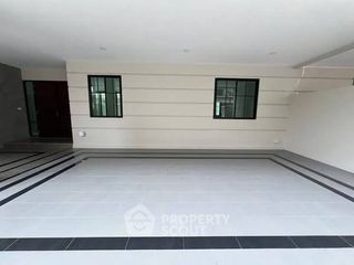 For sale 5 bedrooms townhouse in Yan Nawa, Bangkok