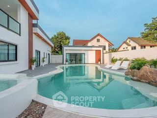 Casa en venta de 5 habitaciones en Bang Lamung, Chonburi