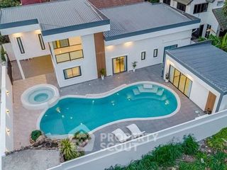 Casa en venta de 5 habitaciones en Bang Lamung, Chonburi