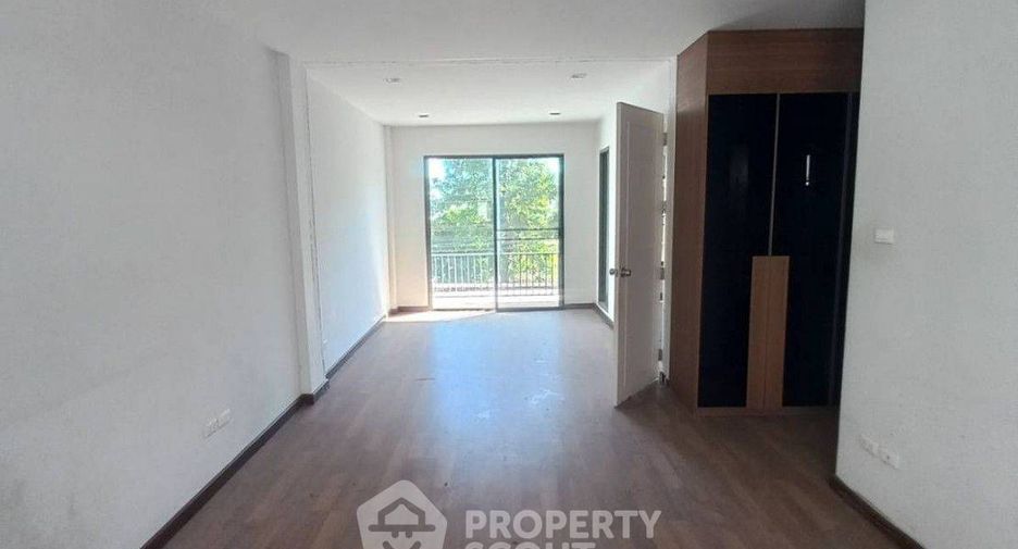 For sale 3 bedrooms townhouse in Lat Phrao, Bangkok