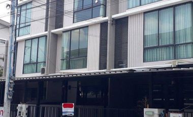 Casa adosada en venta de 3 habitaciones en Khan Na Yao, Bangkok