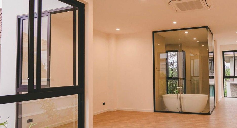 For sale 3 bedrooms townhouse in Phra Khanong, Bangkok