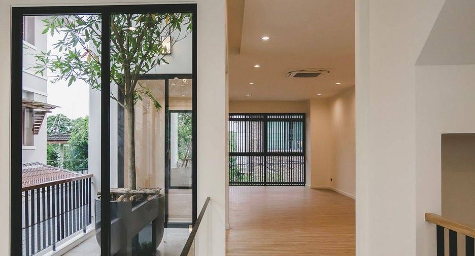 For sale 3 bedrooms townhouse in Phra Khanong, Bangkok