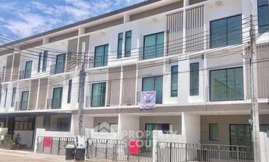 Casa adosada en alquiler y en venta de 3 habitaciones en Saphan Sung, Bangkok