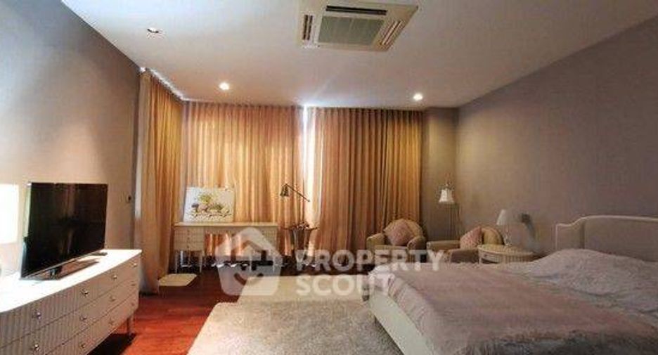 For sale 4 bedrooms townhouse in Watthana, Bangkok